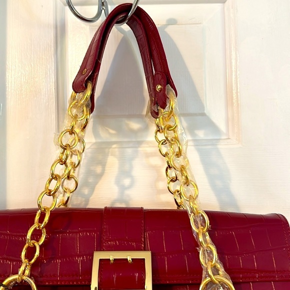 New Women’s The Find Red Croco Embossed Leather Handbag with Wallet & Keychain - Picture 2 of 12